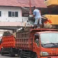 Petugas DLH Padang membersihkan Jalan Sandang Pangan, Pasar Raya, pascapenataan pedagang. (Foto: Pemko Padang)