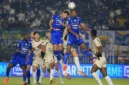 Persib Bandung bangkit dari ketertinggalan dua gol dan memaksa Dewa United Banten FC bermain imbang 2-2. (Foto: ileague.id)