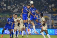 Persib Bandung bangkit dari ketertinggalan dua gol dan memaksa Dewa United Banten FC bermain imbang 2-2. (Foto: ileague.id)