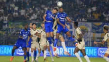 Persib Bandung bangkit dari ketertinggalan dua gol dan memaksa Dewa United Banten FC bermain imbang 2-2. (Foto: ileague.id)