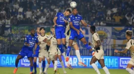 Persib Bandung bangkit dari ketertinggalan dua gol dan memaksa Dewa United Banten FC bermain imbang 2-2. (Foto: ileague.id)