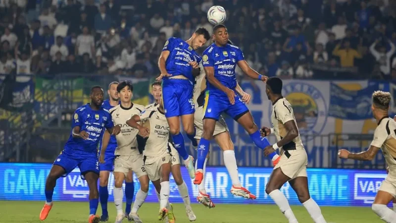 Persib Bandung bangkit dari ketertinggalan dua gol dan memaksa Dewa United Banten FC bermain imbang 2-2. (Foto: ileague.id)
