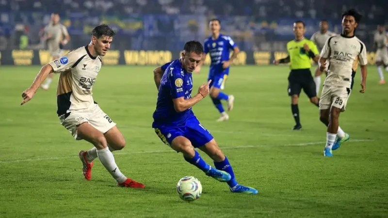 Dewa United bermain imbang 2-2 melawan Persib di Stadion Si Jalak Harupat, Bandung, Minggu (11/10) malam. (Foto: ileague.id)