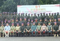 Wali Kota Padang, Fadly Amran menutup Diksarmil Angkatan ke-49 Menwa Pagaruyung Sumbar di Tahura Bung Hatta, Rabu (28/10/2026). (Foto: Pemko Padang)