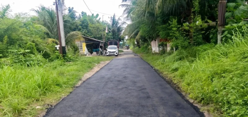 Pengerjaan penambalan jalan rusak di salah satu titik di Kota Padang. (Foto: Pemko Padang)