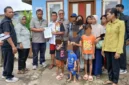Dinsos Padang memulangkan keluarga terlantar dari Bogor. (Foto: Pemko Padang)