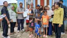 Dinsos Padang memulangkan keluarga terlantar dari Bogor. (Foto: Pemko Padang)