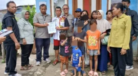 Dinsos Padang memulangkan keluarga terlantar dari Bogor. (Foto: Pemko Padang)