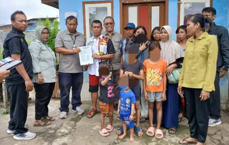 Dinsos Padang memulangkan keluarga terlantar dari Bogor. (Foto: Pemko Padang)