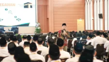 Direktur Jenderal Pengendalian Penyelenggaraan Haji dan Umrah, Harun Al Rasyid saat memberikan materi bagi pegawai mutasi dari kementerian, lembaga, dan pemerintah daerah ke Kemenhaj di Asrama Haji Kelas I Jakarta, Selasa (27/10/2026). (Foto: Kemenhaj)