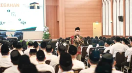 Direktur Jenderal Pengendalian Penyelenggaraan Haji dan Umrah, Harun Al Rasyid saat memberikan materi bagi pegawai mutasi dari kementerian, lembaga, dan pemerintah daerah ke Kemenhaj di Asrama Haji Kelas I Jakarta, Selasa (27/10/2026). (Foto: Kemenhaj)