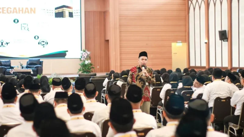 Direktur Jenderal Pengendalian Penyelenggaraan Haji dan Umrah, Harun Al Rasyid saat memberikan materi bagi pegawai mutasi dari kementerian, lembaga, dan pemerintah daerah ke Kemenhaj di Asrama Haji Kelas I Jakarta, Selasa (27/10/2026). (Foto: Kemenhaj)