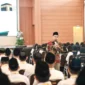Direktur Jenderal Pengendalian Penyelenggaraan Haji dan Umrah, Harun Al Rasyid saat memberikan materi bagi pegawai mutasi dari kementerian, lembaga, dan pemerintah daerah ke Kemenhaj di Asrama Haji Kelas I Jakarta, Selasa (27/10/2026). (Foto: Kemenhaj)