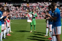 Emil Audero mendapat guard of honour dari Rayo Vallecano setelah membawa Timnas Indonesia juara FIFA ASEAN Cup 2026. (Foto: IG @rayovallecano)
