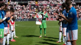 Emil Audero mendapat guard of honour dari Rayo Vallecano setelah membawa Timnas Indonesia juara FIFA ASEAN Cup 2026. (Foto: IG @rayovallecano)