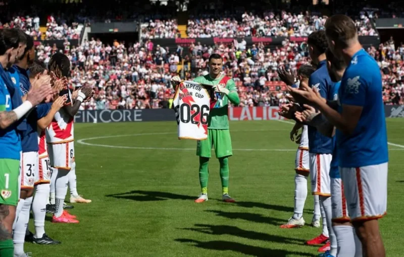 Emil Audero mendapat guard of honour dari Rayo Vallecano setelah membawa Timnas Indonesia juara FIFA ASEAN Cup 2026. (Foto: IG @rayovallecano)