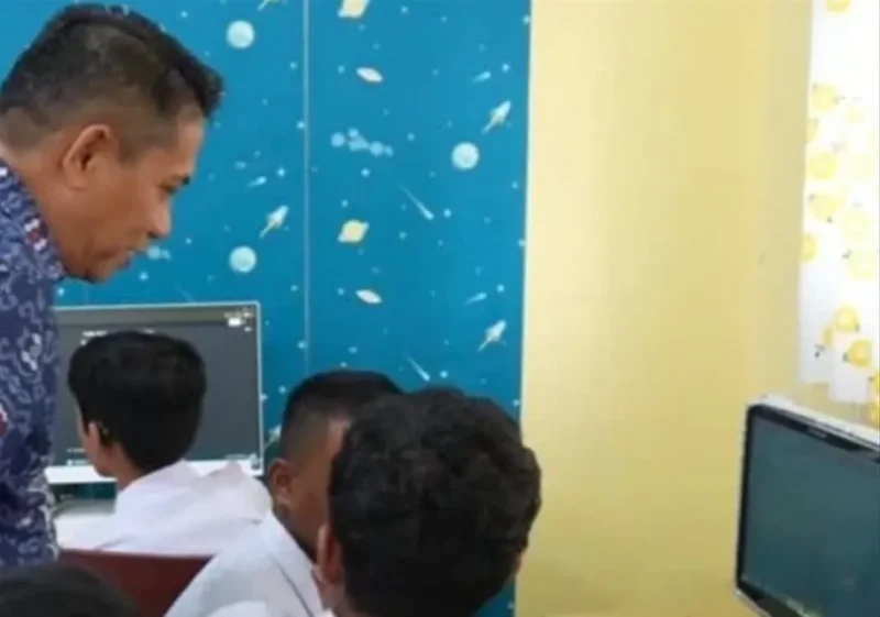 Wakil Ketua DPRD Sumbar, Evi Yandri saat mengunjungi SLB Negeri 1 Padang. (Foto: Ist)