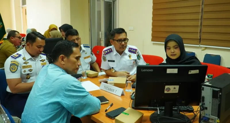 FKS Kota Padang bersama Pemko Padang dan jajaran OPD pengampu mengikuti proses seleksi administrasi serta desk assessment Penilaian Penyelenggaraan Kabupaten/Kota Sehat Tingkat Sumbar 2026 di Kantor Bappeda Sumbar, Senin (12/10/2026). (Foto: Pemko Padang)