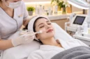 Ilustrasi facial treatment. (Foto: AI Generated)