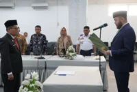 Wali Kota Padang Fadly Amran melantik Indra Noferi sebagai Dewas Perumda PSM Padang periode 2025–2029. (Foto: Pemko Padang)