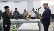 Wali Kota Padang Fadly Amran melantik Indra Noferi sebagai Dewas Perumda PSM Padang periode 2025–2029. (Foto: Pemko Padang)