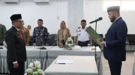 Wali Kota Padang Fadly Amran melantik Indra Noferi sebagai Dewas Perumda PSM Padang periode 2025–2029. (Foto: Pemko Padang)