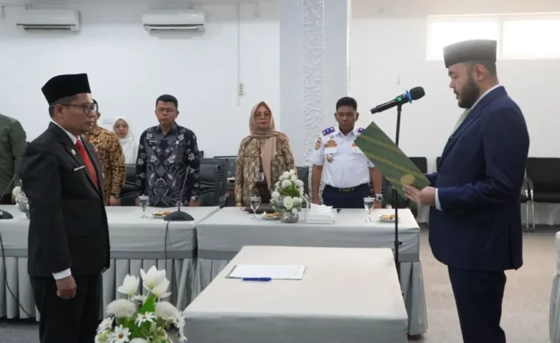 Wali Kota Padang Fadly Amran melantik Indra Noferi sebagai Dewas Perumda PSM Padang periode 2025–2029. (Foto: Pemko Padang)