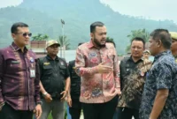 Wali Kota Padang, Fadly Amran meninjau progres pembangunan SDN 01 Pasar Laban, Bungtekab, Kamis (8/10/2026). (Foto: Pemko Padang)