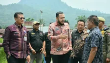 Wali Kota Padang, Fadly Amran meninjau progres pembangunan SDN 01 Pasar Laban, Bungtekab, Kamis (8/10/2026). (Foto: Pemko Padang)