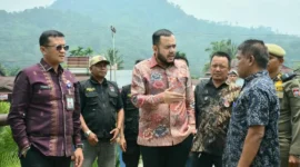 Wali Kota Padang, Fadly Amran meninjau progres pembangunan SDN 01 Pasar Laban, Bungtekab, Kamis (8/10/2026). (Foto: Pemko Padang)