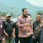 Wali Kota Padang, Fadly Amran meninjau progres pembangunan SDN 01 Pasar Laban, Bungtekab, Kamis (8/10/2026). (Foto: Pemko Padang)