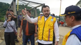 Wali Kota Padang Fadly Amran meninjau proyek infrastruktur Padang. (Foto: Pemko Padang)