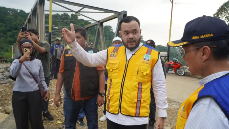 Wali Kota Padang Fadly Amran meninjau proyek infrastruktur Padang. (Foto: Pemko Padang)