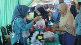Warga berbelanja kebutuhan pokok di GPM Lapangan Seberang Pabayan, Kelurahan Batang Arau, Kecamatan Padang Selatan, Kamis (29/10/2026). (Foto: Pemko Padang)
