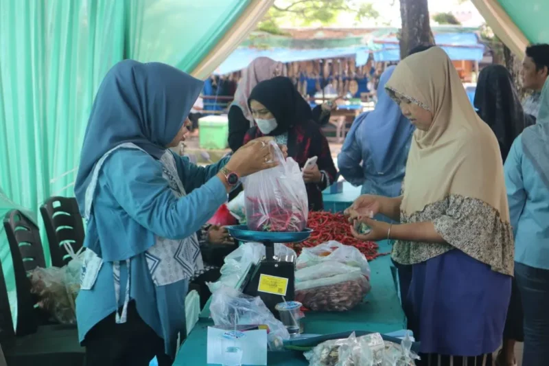 Warga berbelanja kebutuhan pokok di GPM Lapangan Seberang Pabayan, Kelurahan Batang Arau, Kecamatan Padang Selatan, Kamis (29/10/2026). (Foto: Pemko Padang)