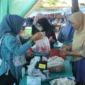 Warga berbelanja kebutuhan pokok di GPM Lapangan Seberang Pabayan, Kelurahan Batang Arau, Kecamatan Padang Selatan, Kamis (29/10/2026). (Foto: Pemko Padang)