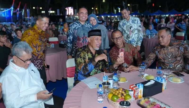 Gubernur Sumbar Mahyeldi saat menghadiri Gebyar Pajak 2026 di halaman Kantor Gubernur Sumbar, Sabtu (3/10/2026) malam. (Foto: Adpsb)
