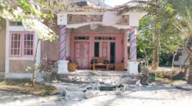 Salah satu rumah warga mengalami kerusakan akibat gempa bumi yang mengguncang wilayah Kabupaten Sumba Barat Daya, NTT, Minggu (4/10/2026). (BPBD Kabupaten Sumba Barat Daya)