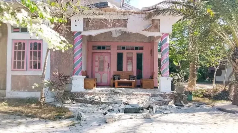 Salah satu rumah warga mengalami kerusakan akibat gempa bumi yang mengguncang wilayah Kabupaten Sumba Barat Daya, NTT, Minggu (4/10/2026). (BPBD Kabupaten Sumba Barat Daya)
