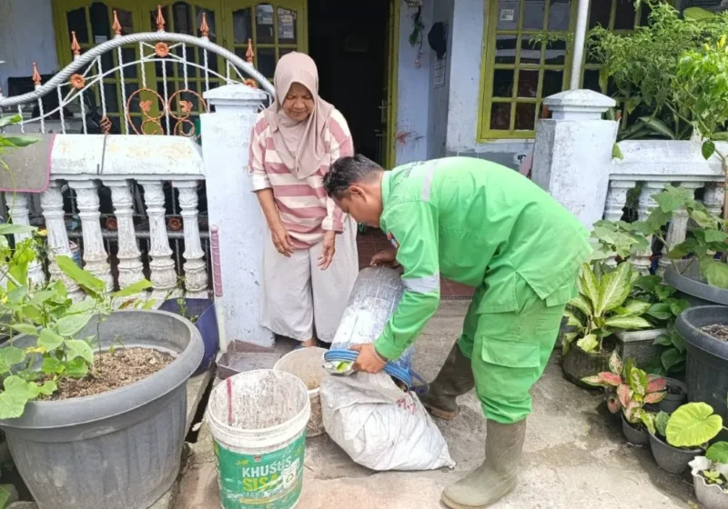 Pemko Padang memperkuat pengelolaan sampah terpadu melalui gerakan pilah sampah dari rumah. (Foto: Pemko Padang)