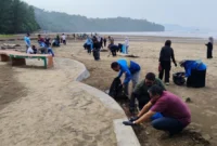 Jajaran Dispar Padang bersama sejumlah OPD dan instansi lainnya menggelar aksi bersih di Pantai Air Manis, Rabu (21/10/2026). (Foto: Ist)