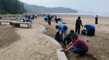 Jajaran Dispar Padang bersama sejumlah OPD dan instansi lainnya menggelar aksi bersih di Pantai Air Manis, Rabu (21/10/2026). (Foto: Ist)