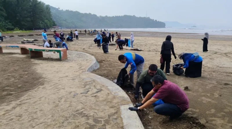 Jajaran Dispar Padang bersama sejumlah OPD dan instansi lainnya menggelar aksi bersih di Pantai Air Manis, Rabu (21/10/2026). (Foto: Ist)