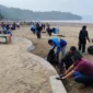 Jajaran Dispar Padang bersama sejumlah OPD dan instansi lainnya menggelar aksi bersih di Pantai Air Manis, Rabu (21/10/2026). (Foto: Ist)