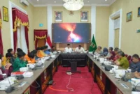 Gubernur Sumbar Mahyeldi Ansharullah berdialog dengan BEM SI Wilayah Sumbar di Istana Gubernur Sumbar, Sabtu (3/10/2026). (Foto: Adpsb)