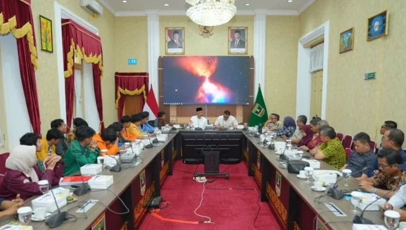Gubernur Sumbar Mahyeldi Ansharullah berdialog dengan BEM SI Wilayah Sumbar di Istana Gubernur Sumbar, Sabtu (3/10/2026). (Foto: Adpsb)