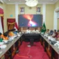 Gubernur Sumbar Mahyeldi Ansharullah berdialog dengan BEM SI Wilayah Sumbar di Istana Gubernur Sumbar, Sabtu (3/10/2026). (Foto: Adpsb)