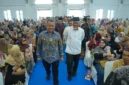 Gubernur Sumbar, Mahyeldi Ansharullah saat mendampingi Wamen UMKM RI, Helvi Yuni Moraza, dalam Festival Kemudahan dan Perlindungan Usaha Mikro di Balairung Rumah Dinas Wali Kota Bukittinggi, Jumat (9/10/2026). (Foto: ADPSB)