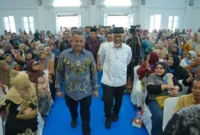 Gubernur Sumbar, Mahyeldi Ansharullah saat mendampingi Wamen UMKM RI, Helvi Yuni Moraza, dalam Festival Kemudahan dan Perlindungan Usaha Mikro di Balairung Rumah Dinas Wali Kota Bukittinggi, Jumat (9/10/2026). (Foto: ADPSB)