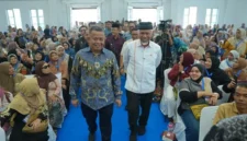 Gubernur Sumbar, Mahyeldi Ansharullah saat mendampingi Wamen UMKM RI, Helvi Yuni Moraza, dalam Festival Kemudahan dan Perlindungan Usaha Mikro di Balairung Rumah Dinas Wali Kota Bukittinggi, Jumat (9/10/2026). (Foto: ADPSB)